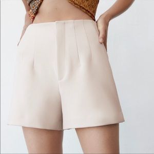 Zara - Pleated Ivory Dress Shorts - Size XS